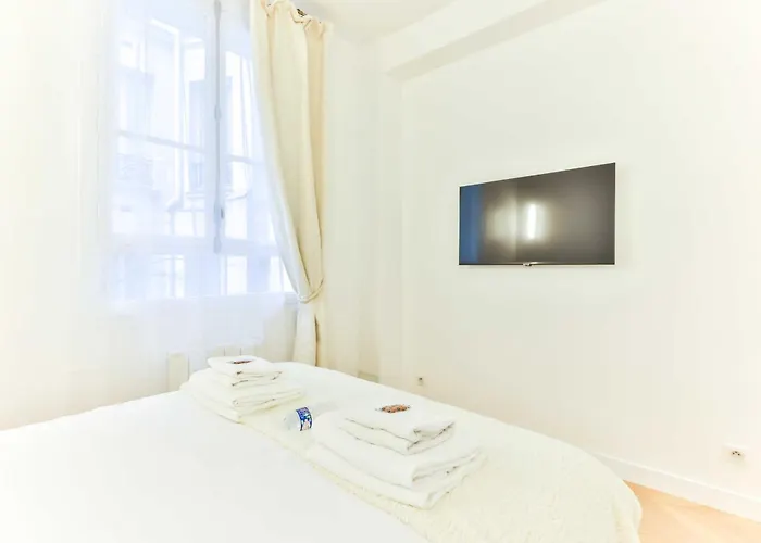 Charming 2Br - 6P - Eiffel Tower